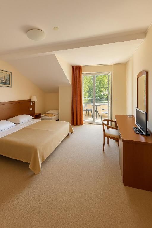 Family Room with Side Sea View - Hotel Neptun Gradac